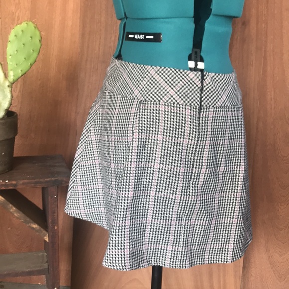 Express black, white and pink houndstooth skirt - Picture 2 of 9